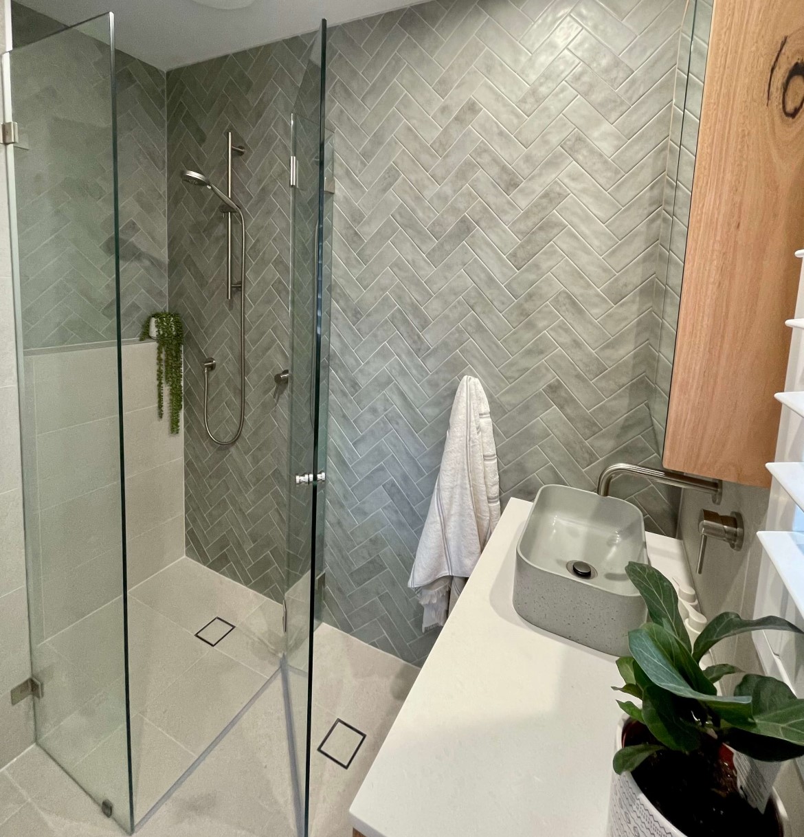 Shower Storage Solutions: Niche vs. Ledge