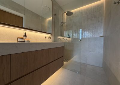 Warm Modern Ensuite Renovation in Picton |