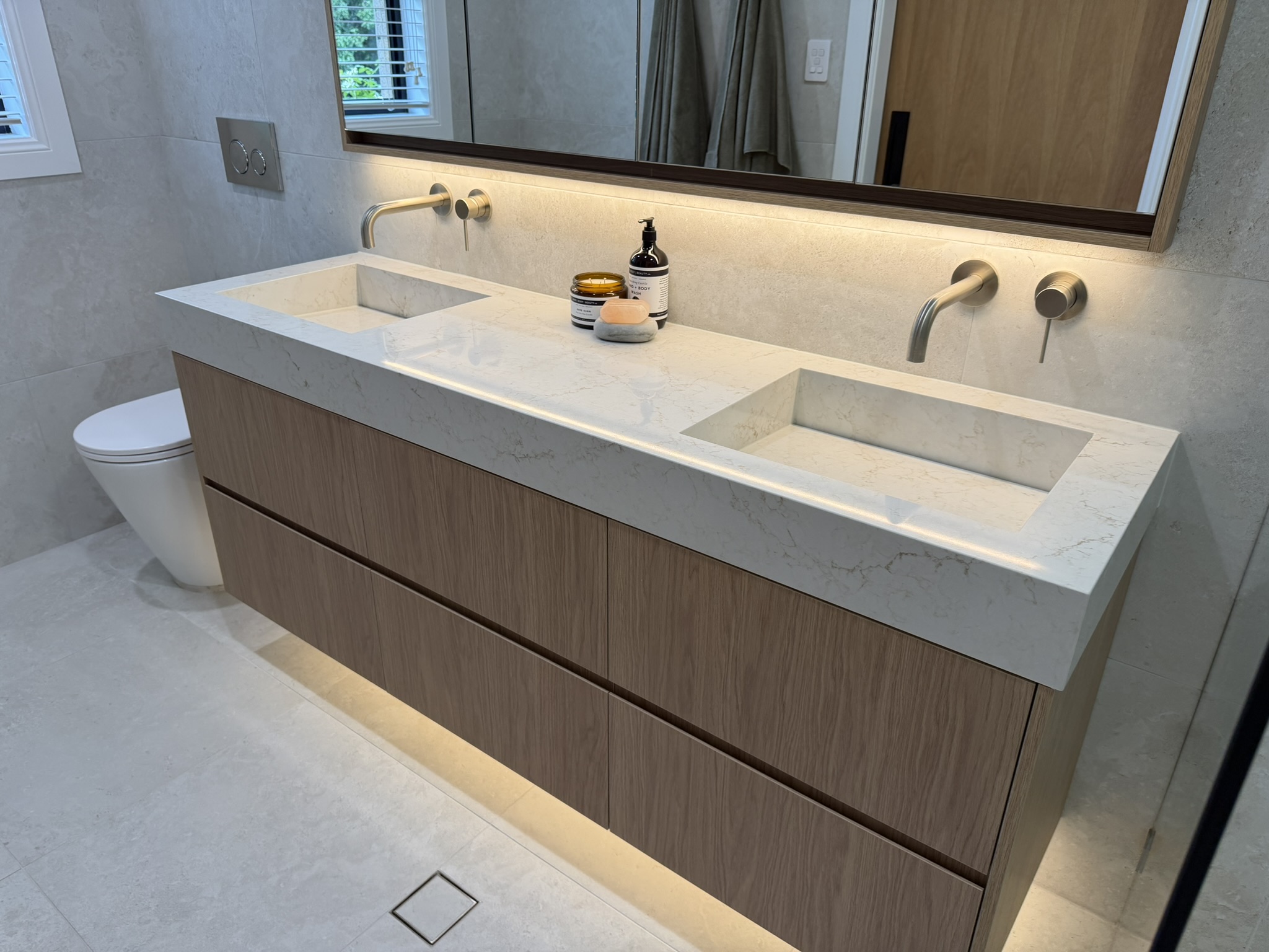 Warm Modern Ensuite Renovation in Picton |