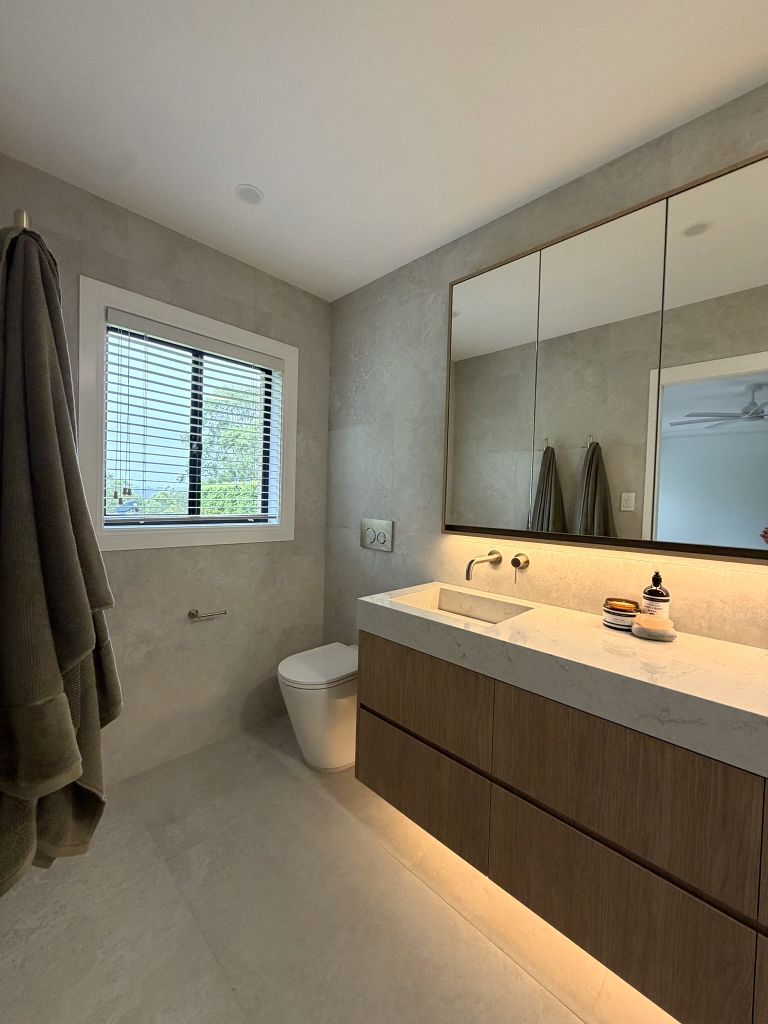 Warm Modern Ensuite Renovation in Picton |