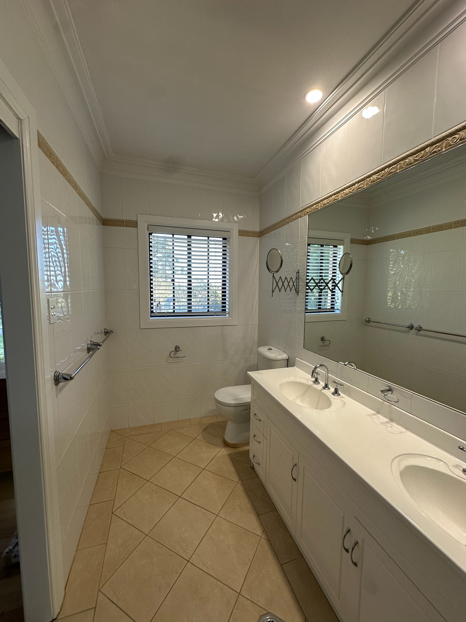 Warm Modern Ensuite Renovation in Picton |