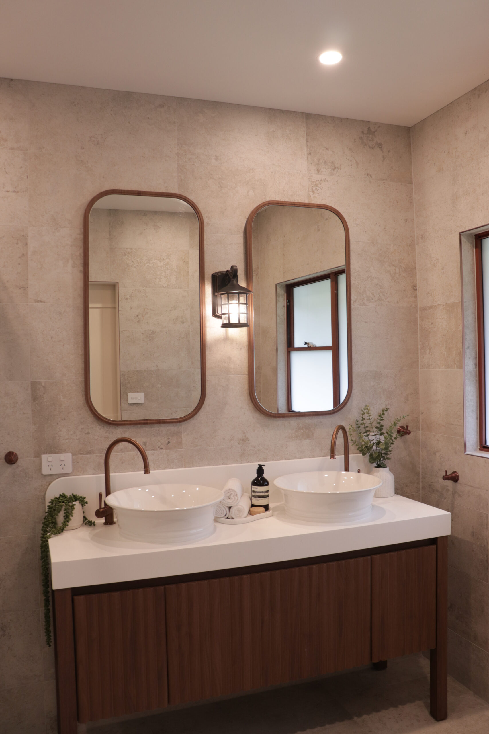 Rustic farmhouse dual basin in ensuite renovation